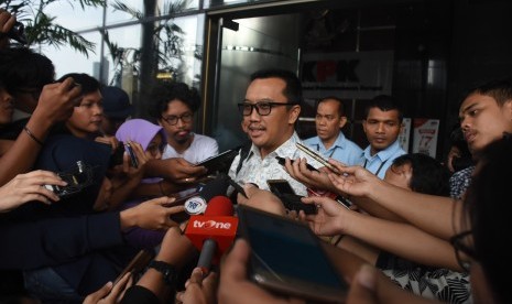 Sports Minister Imam Nahrawi (center) answers the reporters questions after being examined as witness in the case of bribery on government grant to KONI, KPK office, Jakarta, Thursday (Jan 24).