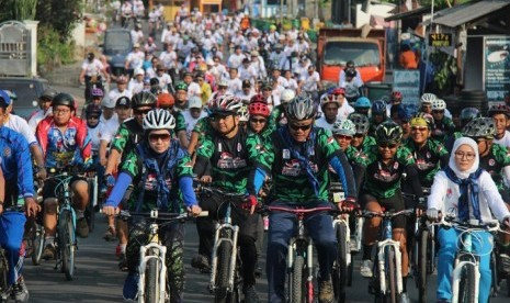 Menpora Imam Nahrawi (tengah) saat ikut bersepeda menyambut tim Gowes Pesona Nusantara di Rangkasbitung, Lebak.