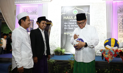 Menpora Imam Nahrawi terus dorong para santri sebagai generasi muda untuk menjadi atlet berprestasi untuk membanggakan nama bangsa. Hal tersebut disampaikan Menpora saat sambutan pada Haul Akbar Al Maghfurlah KH Zainal Alim ke-66, di Pondok Pesantren Mansyaul Ulum, Jl Sumber Agung, Ganjaran, Gondanglegi, Kabupaten Malang, Jawa Timur, Senin (22/4) malam.