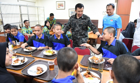 Menpora Imam Nahrawi terus menjalin suasana kekeluargaan dan kebersamaan dengan para atlet di bulan Ramadan. Hari Selasa (21/5) petang.