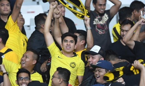 Menpora Malaysia Syed Saddiq (tengah) saat memberikan dukungan kepada timnas Malaysia melawan Indonesia.