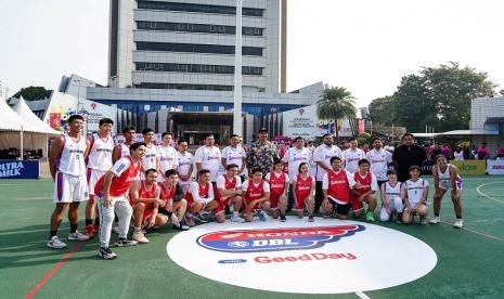 Menpora RI Dito Ariotedjo me-launching Honda DBL with Kopi Good Day musim 2023-2024 di Lapangan Plaza Kemenpora, Jumat 14 Juli 2023. Didampingi Azrul Ananda (CEO DBL Indonesia) beserta para partner, juga beberapa pemain DBL All-Star yang baru pulang dari Amerika Serikat, serta para alumni DBL.