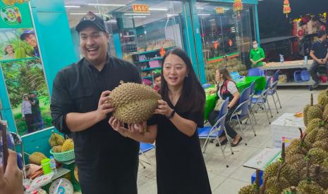 Menpora RI Dito Ariotedjo memegang durian bersama Menteri Sukan dan Belia Malaysia Puan Hannah Yeoh di Phnom Penh, Kamboja