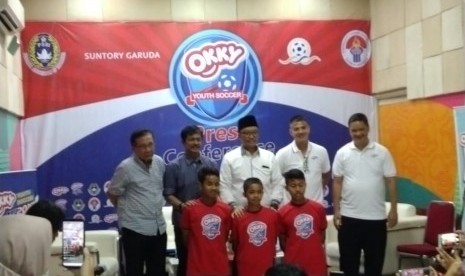 Menpora RI, Imam Nahrawi bersama pelatih timnas sepak bola Indonesia U-23 Indra Sjafri dan pihak sponsor dalam konferensi pers Okky Youth Soccer di kantor Kemenpora RI, Jakarta, Jumat (23/8). 