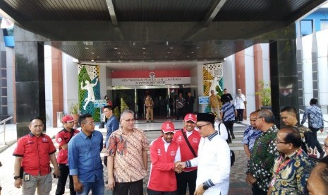 Menpora RI, Imam Nahrawi menyambut Medi Bastoni, pria yang berjalan kaki mundur dari Tulungagung ke Jakarta dalam waktu 35 hari di Kantor Kemenpora, Jakarta, Jumat (25/8).