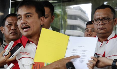 Menpora Roy Suryo memberikan penjelasan usai berkonsultasi dengan KPK terkait perizinan pembongkaran Stadion Lebak Bulus untuk dijadikan stasiun MRT di Jakarta, Senin (23/6).