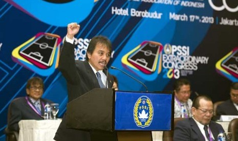 Menpora Roy Suryo, menyampaikan sambutan saat membuka acara Kongres Luar Biasa (KLB) PSSI 2013 di Jakarta, Ahad (17/3). 