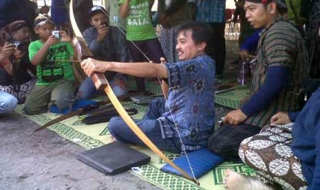 Menpora Roy Suryo sedang mencoba main Jemparingan (Panahan tradisional) di Kastelah Puro Pakualaman, Yogyakarta,Ahad (23/6). 