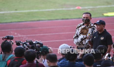 Menpora Zainuddin Amali (kanan) bersama Ketua Umum PSSI Mochammad Iriawan (kiri) menyampaikan keterangan kepada wartawan disela meninjau latihan Timnas U-19 di Stadion Madya, Kompleks Gelora Bung Karno Senayan, Jakarta, Jumat (28/8/2020). Timnas U-19 akan berangkat menuju Kroasia untuk menjalani pemusatan latihan.