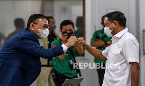 Menpora Zainudin Amali (kanan) menyapa Ketua Umum PSSI Mochamad Iriawan (kiri) sebelum Rapat Koordinasi Pengkajian Terhadap Usulan Kompetisi Sepak bola Liga 1 dan 2 di Wisma Kemenpora, Jakarta, Rabu (10/2/2021). Rapat tersebut guna menindaklanjuti pertemuan Menpora Zainudin Amali dengan Kapolri Jenderal Polisi Listyo Sigit Prabowo pada Senin (8/2/2021) untuk memastikan detail kesiapan pelaksanaan kompetisi sepak bola liga 1 dan 2.