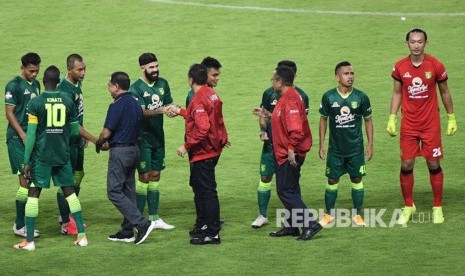 Menpora Zainudin Amali (keempat kiri) didampingi Ketua PSSI Mochammad Iriawan (keenam kiri) dan Direktur PT Liga Indonesia Baru (LIB) Cucu Somantri (kedelapan kiri) menyalami pesepak bola Persebaya Surabaya saat pembukaan kompetisi Sepak Bola Liga-1 Indonesia 2020 di Gelora Bung Tomo (GBT), Surabaya, Jawa Timur, Sabtu (29/2/2020).