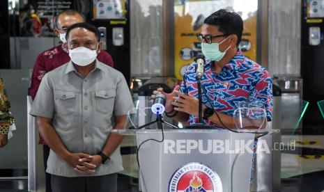 Menpora Zainudin Amali (kiri) bersama Menparekraf Sandiaga Salahuddin Uno (kanan) memberikan keterangan pers usai pertemuan membahas kerjasama pengembangan 