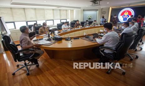 Menpora Zainudin Amali (kiri) memimpin rapat bersama National Olympic Committee (NOC) membahas koordinasi pencalonan Indonesia sebagai tuan rumah Olimpiade 2032 di Jakarta, Jumat (30/4/2021). Kemenpora dan NOC optimistis Indonesia dapat memenangkan 