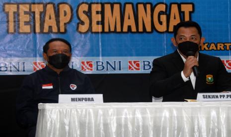 Menpora Zainudin Amali (kiri) mendampingi Sekjen PB PBSI Jendral polisi Listyo Sigit Prabowo (kanan) saat memberikan keterangan pers terkait kedatangan pemain All England Indonesia di Terminal VVIP Bandara Soekarno Hatta, Tangerang, Banten, Senin (22/3/2021)malam. Tim All England Indonesia kembali ketanah air lebih cepat setelah dipaksa mundur dari kejuaraan All England karena kedapatan satu pesawat dengan penumpang yang positif COVID-19.