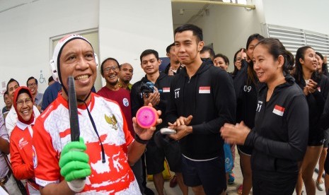 Menpora Zainudin Amali (kiri) bersama atlet penghuni pelatnas renang pada akhir tahun lalu.