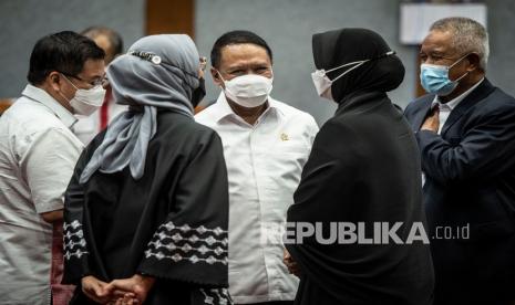 Menpora Zainudin Amali (tengah) berbincang dengan anggota DPR sebelum dimulainya rapat kerja dengan Komisi X DPR di Kompleks Parlemen, Senayan, Jakarta, Kamis (3/6/2021). Rapat tersebut membahas Rencana Kerja Pemerintah Kementerian/Lembaga (RKP K/L) dan Rencana Kerja Anggaran Kementerian/Lembaga (RKA K/L) tahun anggaran 2022.