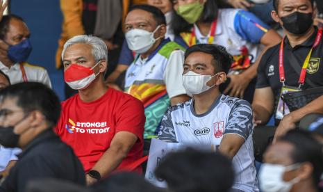 Gubernur Jawa Tengah Ganjar Pranowo (kiri) dan Wali Kota Solo Gibran Rakabuming Raka (kanan). Gibran menjelaskan kedekatan Ganjar dan Puan karena momen yang tepat di Solo.