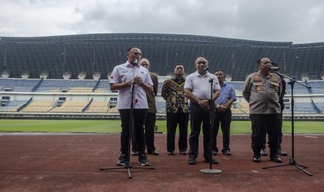 Menpora Zainudin Amali (tengah) didampingi Ketua Umum PSSI Mochamad Iriawan (kanan) dan Kapolda Jawa Barat Irjen Pol Suntana (kanan) memberikan keterangan pers usai meninjau Stadion Gelora Bandung Lautan Api (GBLA) di Bandung, Jawa Barat, Jumat (22/7/2022). Menpora bersama Ketua Umum PSSI dan Kapolda Jawa Barat meninjau Stadion GBLA guna memastikan kelayakan dalam penyelenggaraan serta menjadi kandang Persib Bandung dalam pertandingan Liga 1 musim 2022/2023. 