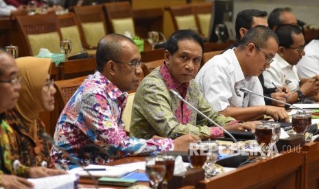 Menpora Zainudin Amali (tengah) mengikuti rapat kerja dengan Komisi III DPR di Kompleks Parlemen, Senayan, Jakarta, Rabu (6/11/2019).