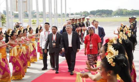 Menpora Zainudin Amali (kedua kiri) menyambut kedatangan Presiden ICO Thomas Bach (kedua kanan di Bali pada Senin (14/11)