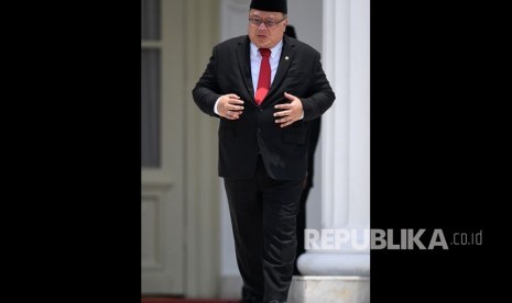 Menristek Bambang Brodjonegoro bersiap mengikuti foto bersama seusai pelantikan menteri Kabinet Indonesia Maju di Beranda Halaman Istana Merdeka, Jakarta, Rabu (23/10/2019).