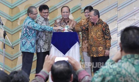 Menristek Dikti M Nasir (tengah) menekan tombol tanda peluncuran proses SNMPTN dan SBMPTN 2017 di Jakarta, Jumat (13/1).