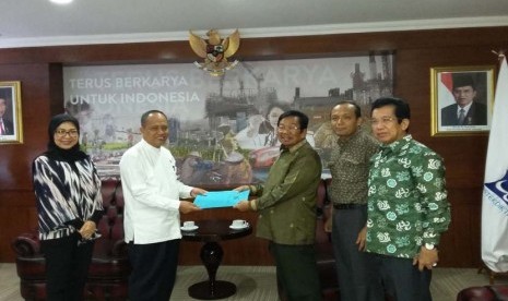 Menristek Dikti Moh Nasir (kedua dari kiri) menyerahkan secara simbolis surat izin membuka Fakultas Kedokteran kepada Ketua Dewan Pembina Yayasan Aksa Mahmud (pengelola Universitas Bosowa Makassar) H M Aksa Mahmud (ketiga dari kanan). Universitas Bosowa akan membuka Fakultas Kedokteran mulai tahun kuliah 2016/2017.