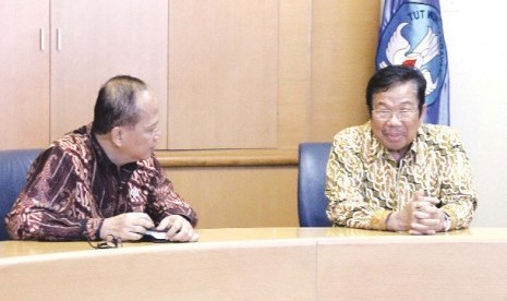 Menristek Dikti Moh  Nasir (kiri) menyimak penjelasan Ketua Dewan Pembina Yayasan Aksa Mahmud, H M Aksa Mahmud.