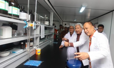 Menristek Dikti Mohamad Nasir (kanan) bersama Dirut Pertamina Dwi Soetjipto (kiri) dan Rektor Universitas Pertamina Prof. Akhmaloka (tengah) meninjau ruang laboratorium usai meresmikan Universitas di Jakarta, Kamis (11/2).