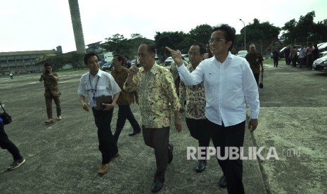  Menristek Dikti Muhammad Nasir (kiri) berjalan didampingi Dirut PT Dirgantara Indonesia Budi Santoso (kanan) dan Kepala Lapan Thomas Djamaluddin (tengah), saat melakukan kunjungan kerja ke PT DI, Jalan Pajajaran, Kota Bandung, Senin, (27/2). 