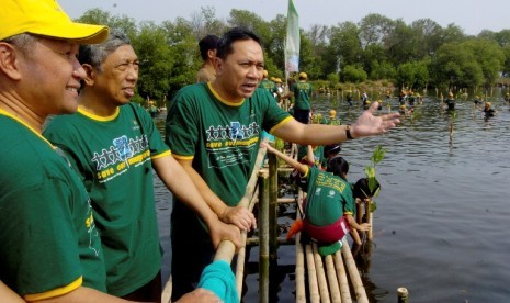 Menristek, Gusti Muhammad Hatta (tengah)