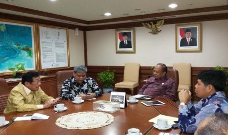 Menristek Moh Nasir (kedua dari kanan), Dirjen Dikti Patdono Suwignjo (kedua dari kiri), Ketua Dewan Pembina Yayasan Aksa Mahmud,  H M Aksa Mahmud (kiri) dan Ketua BPH Universitas Bosowa Sutrisno Muslimin pada pertemuan di Gedung BPPT Jakarta, Senin (28/9).