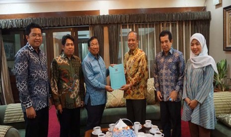 Menristekdiki Moh Nasir (ketiga dari kanan) menyerahkan surat izin perubahan nama dari Unisma menjadi Universitas Bosowa kepada Pembina Yayasan Aksa Mahmud H M Aksa Mahmud (ketiga dari kiri), disaksikan Rektor Universitas Bosowa Saleh Pallu (kedua dari kan