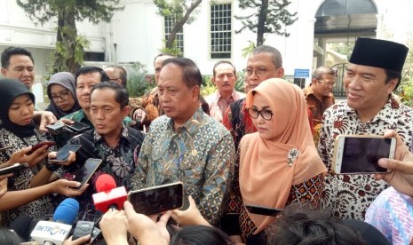 Menristekdikti M Nasir bersama para rektor perguruan tinggi, usai menemui Presiden Jokowi, Kamis (3/10). 