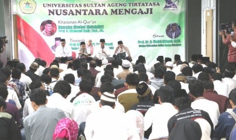 Menristekdikti M Nasir memimpin khataman Alquran dalam peresmian gedung dekanat Fakultas Teknik Untirta, Serang, Senin (20/3).