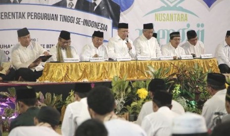 Menristekdikti, M Nasir memimpin khataman Alquran di UNS, Solo, Jumat (10/3) malam