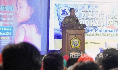 Menristekdikti, M Nasir pada dialog pendidikan bertajuk Pengelolaan Akademik di Era Disrupsi Teknologi' di Universitas Ngudi Waluyo Ungaran, Kabupaten Semarang, Rabu (28/3).