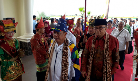 Menristekdikti M Nasir tiba di Bandara Internasional Minangkabau (BIM) untuk menyambut api obor Asian Games 2018, Kamis (2/8).