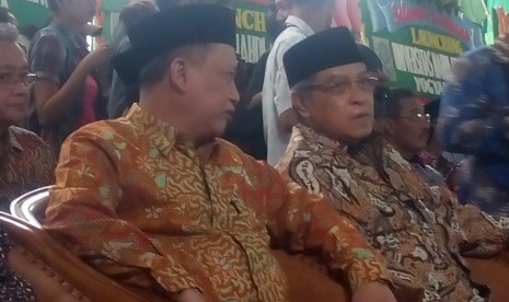  Menristekdikti M Natsir (kiri) berbincang dengan Ketua Umum PBNU KH Said Aqil Siradj dalam peresmian Universitas NU Yogyakarta. 