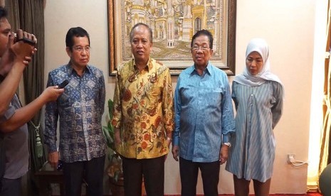 Menristekdikti Moh Nasir (ketiga dari kanan) didampingi Pembina Yayasan Aksa Mahmud H M Aksa Mahmud (kedua dari kanan), Ketua Yayasan Aksa Mahmud Melinda Aksa (kanan) dan Rektor Universitas Bosowa Saleh Pallu  menjawab pertanyaan wartawan  di Jakarta, Jumat (9/10).