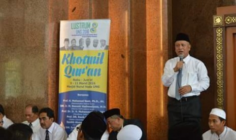 Menristekdikti Moh Nasir menutup acara Khotmil Qur'an yang di Masjid Nurul Huda UNS Surakarta, Jumat (11/3).