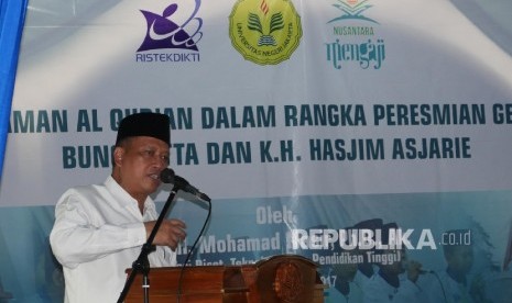   Menristekdikti Mohamad Nasir menyampaikan arahannya pada acara peresmian gedung Bung Hatta dan KH Hasjim Asjari, di Jakarta, Rabu (9/2