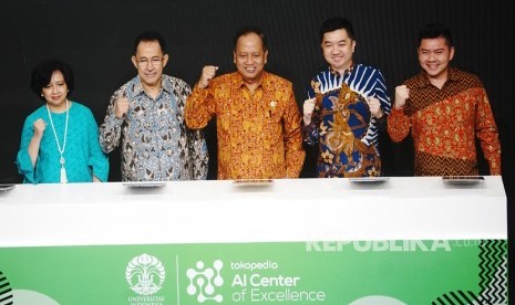 Menristekdikti Mohamad Nasir (tengah), Dekan Fasilkom UI Mirna Adrian (kiri),Rektor Universitas Indoensia Muhammad Anis (kiri kedua), VP engineering Tokopedia Herman Widjaja (kanan), dan CO-Founder dan CEO Tokopedia William Tanuwijaya (kanan kedua) berfoto bersama usai resmikan pusat pengembangan Artificial Intelegence (AI) di kampus Universitas Indonesia (UI) Depok , Jawa Barat, Kamis (28/3/19) . 