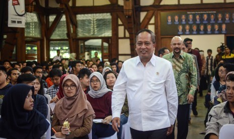 Menristekdikti Mohamad Nasir tiba di Aula Barat Kampus ITB dalam rangkaian kunjungan kerja di Bandung, Jawa Barat, Jumat (1/2/2019).