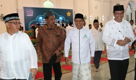 Menristekdikti Mohammad Nasir (dua kanan) didampingi Rektor Universitas Syiah Kuala (Unsyiah) Samsul Rizal (kanan) meninggalkan Masjid Jami' seusai mendeklarasi Gerakan Kampus Nusantara Mengaji dan Khataman Alquran serentak Perguruan Tinggi se-Indonesia di Darussalam, Banda Aceh, Aceh, Ahad, 14 Mei 2017.