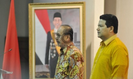 Menristekdikti Mohammad Nasir (kiri) bersama Ketua Komisi Pemilihan Umum (KPU) Husni Kamil Manik (kanan) mnyanyikn lagu Indonesia Raya jelng penandatanganan nota kesepahaman (Mou) di kantor KPU, Jakarta, Kamis (30/7). 