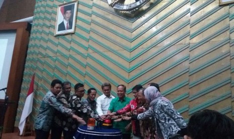 Menristekdikti Muhammad Nasir (batik hijau) secara resmi meluncurkan SNMPTN dan SBMPTN 2018 di Gedung Kemenristekdikti, Senayan, Jumat (12/1)