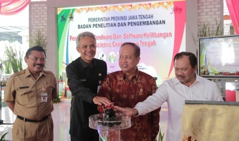 Menristekdikti Muhammad Nasir (dua dari kiri), meresmikan Jawa Tengah Science Center (JSC), Senin (28/11).