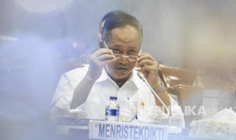 Menristekdikti Muhammad Nasir mendengarkan usulan saat rapat kerja bersama Komisi X DPR di gedung DPR RI Jakarta, Senin (17/6/2019). 