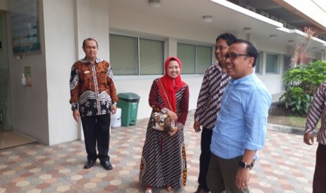 Mensesneg, Pratikno dan Koordinator Staf Khusus Presiden, Teten Masduki, menjenguk Buya Syafii Maarif di RS PKU Gamping, Sabtu (27/7) siang. Kedatangan mereka atas perintah langsung Presiden Joko Widodo (Jokowi).